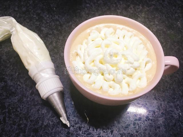 再打发淡奶油成奶油状，装入裱花袋，按喜好裱上奶油。