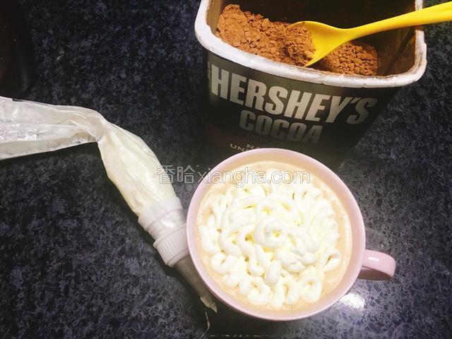 再撒上可可粉就大功告成啦