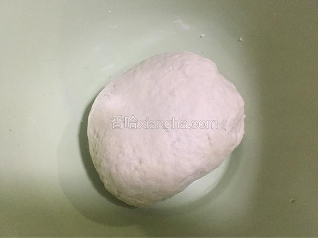 用温水把酵母化开将面粉和成面团室温发酵