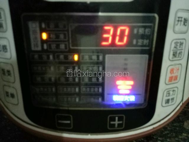 浸泡过的大米放入锅中，加适量清水，按煮粥键盘煮熟。