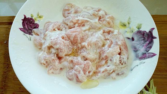 再倒入两勺食用油抓拌均匀。