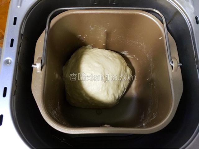 面发好后，再起动揉面程序几分钟，给面团排气。