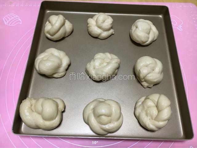 整齐的排列在烤盘中，（我的烤盘28x28的）
进行发酵。面团放入温度38度，湿度85%的条件下最后发酵。我是放在烤箱中，放入一碗开水增加湿度，面团是刚做好时的两倍大就可以了，