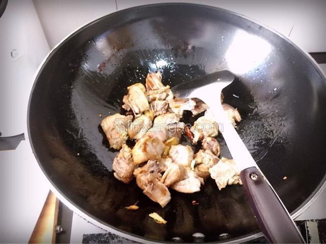 再倒入料酒，生抽，老抽，蚝油，陈醋，翻炒均匀