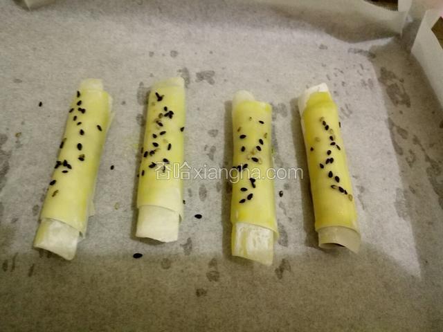 刷少许蛋黄，撒一点芝麻