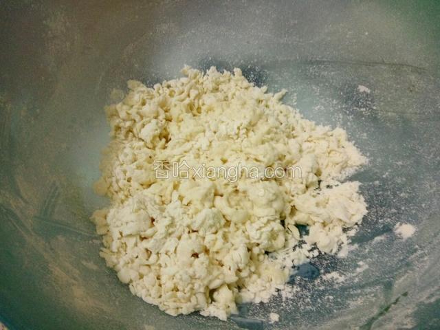 酵母倒入面粉中混合成雪花状，大家根据面团的软硬再适当添加牛奶