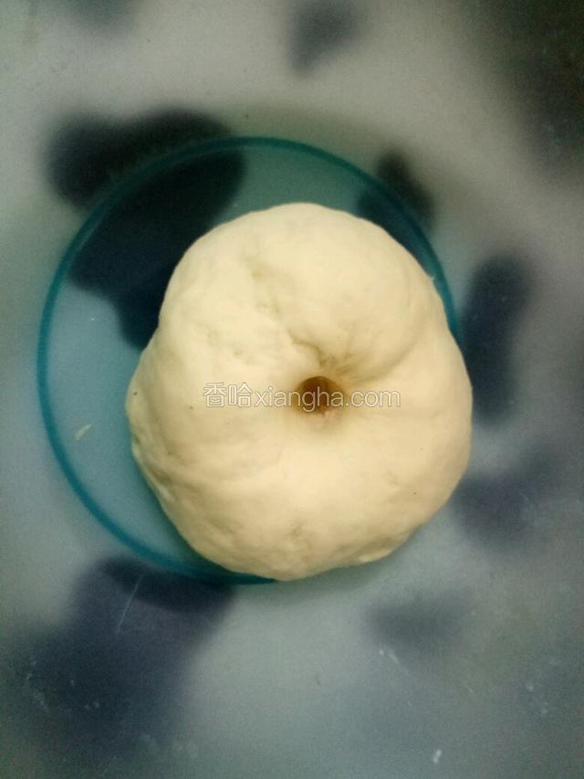 盖上保鲜膜温暖处发酵两小时，戳一个洞不回弹就可以了