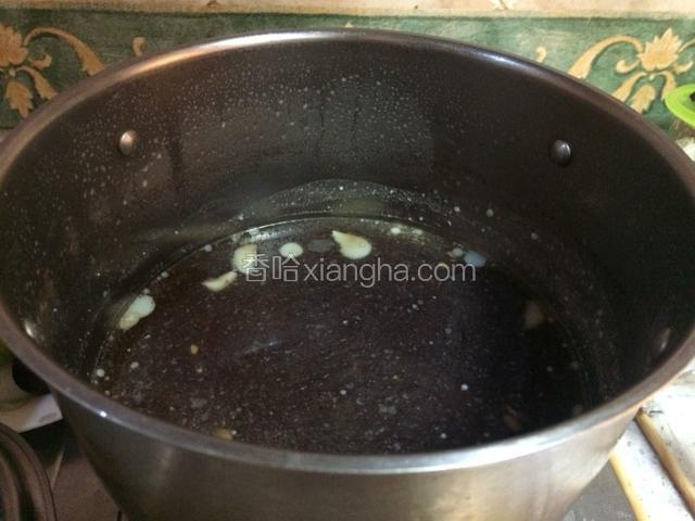 牛肉清水泡两个小时去除血水，取干净汤锅加入大半锅清水加入牛肉和煮牛肉料，煮1.5小时
