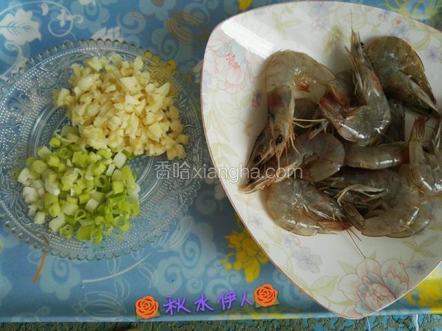 准备新鲜大虾、用刀从背上切开抽出腥线，大蒜切末，切葱花，花生油，番茄酱，盐
