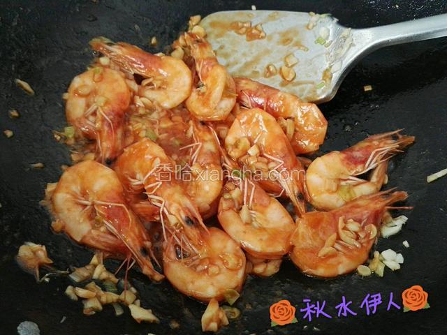大虾都炒的变成红色，倒入适量番茄酱，放入适量的盐，盐不用太多了，翻炒一会