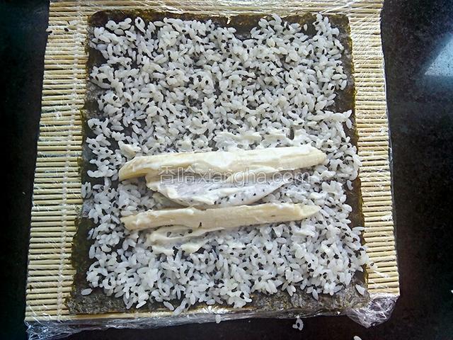 放香蕉火龙果和丘比特沙拉酱
