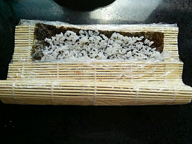 寿司卷先卷一半压一下