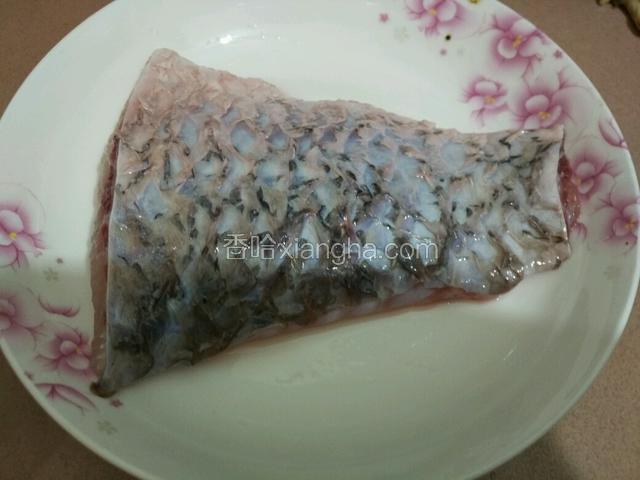把鱼清洗干净，在鱼身上抹上适量盐。鱼腩下去接近尾部那一段即是鱼中段，这节肉质紧实而且又少鱼刺
