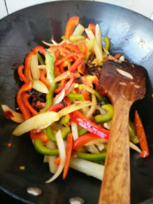 放入炒好的土豆条翻炒均匀。