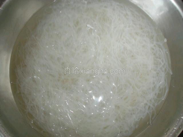 
粉丝加热开水，泡大约15分钟
