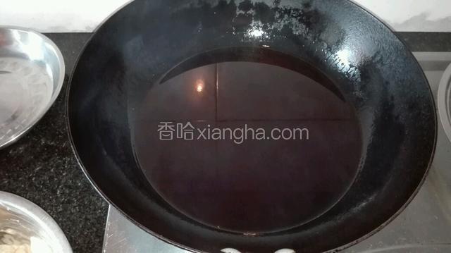 锅里到油多点，烧热。