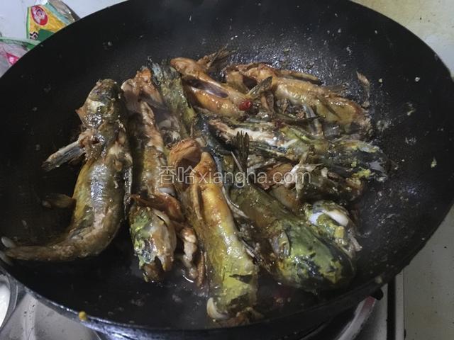 加入酱油.翻煎均匀均匀.