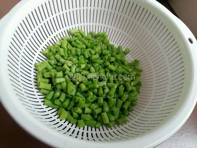 豆角倒到洗菜篮里面沥干水份。