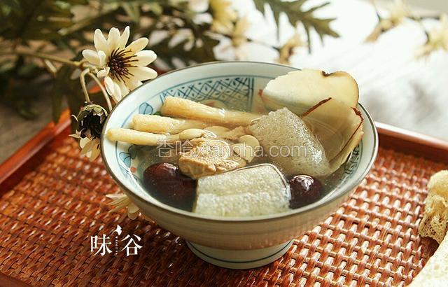 锅前调入食盐即可。