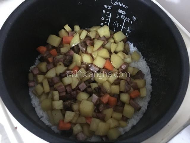 待米饭煮开后加入炒好的腊肉土豆一起，接着煮