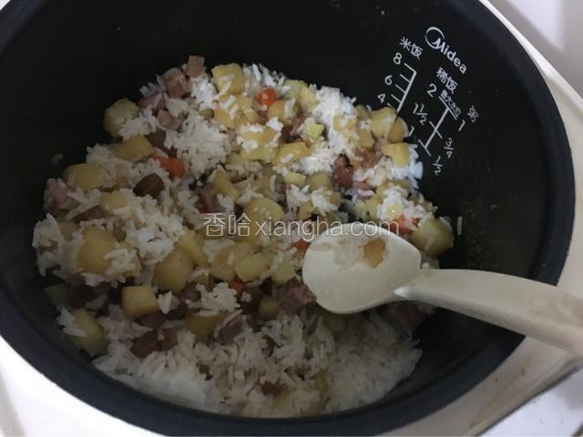盛入碗中之前用饭瓢脚步均匀即可