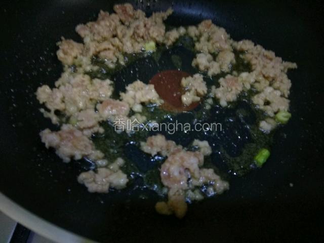 热油锅下猪肉碎入锅翻炒