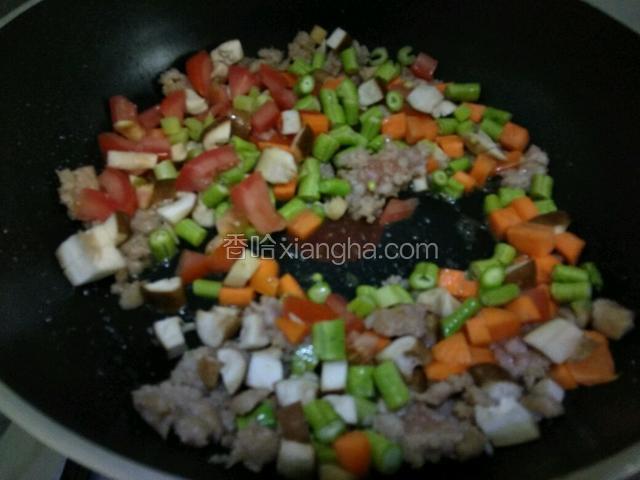看猪肉变色，放入蔬菜粒入锅翻炒