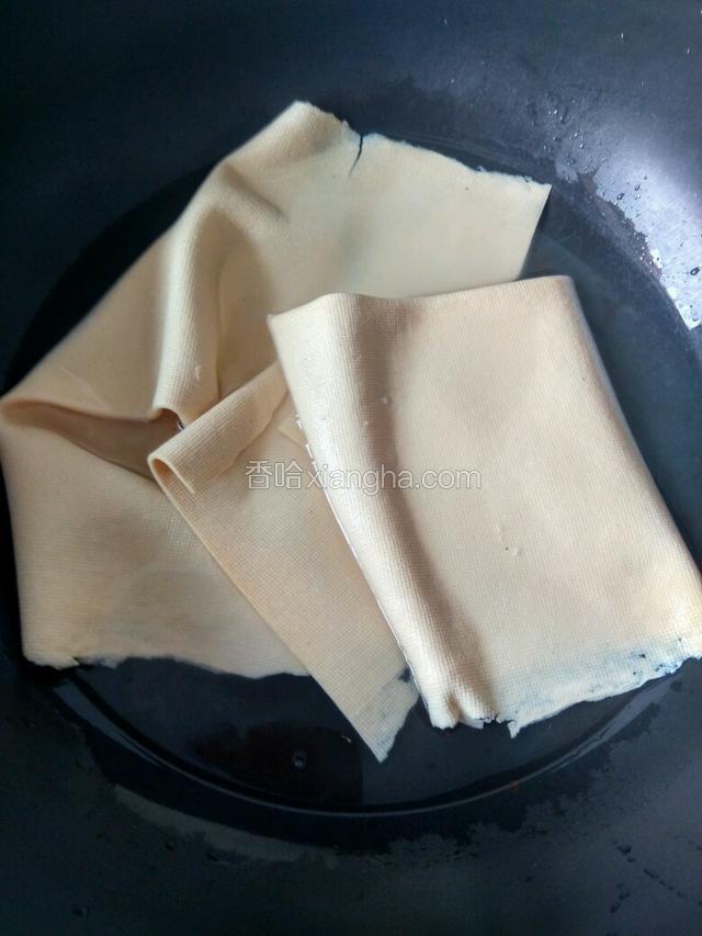 豆腐皮下开水汆一遍