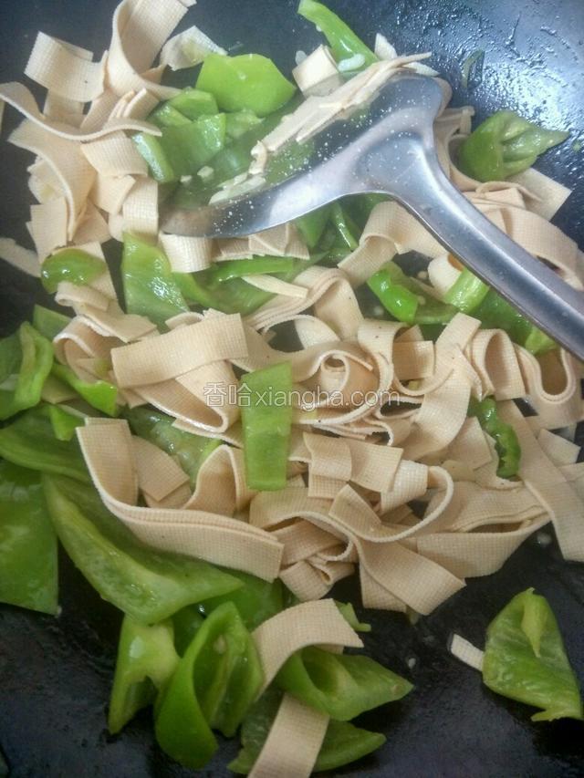 尖椒变色后下豆腐皮，放调料品