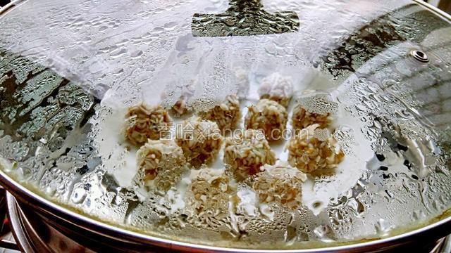 盖上锅盖，中小火蒸20分钟。