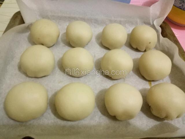 重复以上步骤把十二个面团都做好