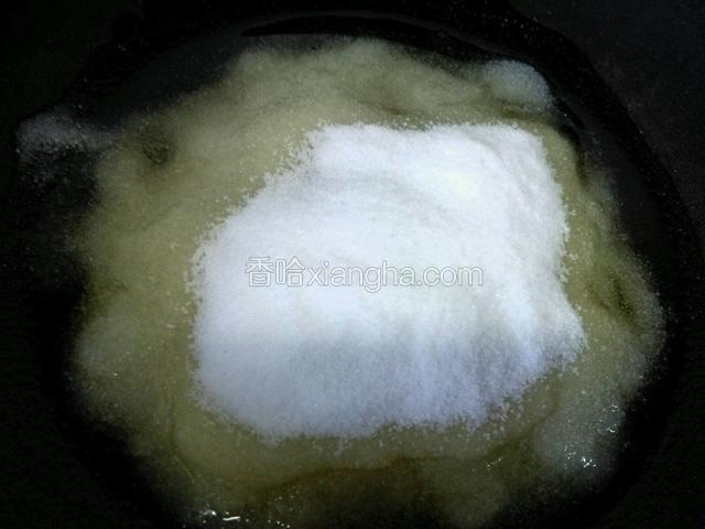 锅内放少量油把盐放进去，我放的油有点多