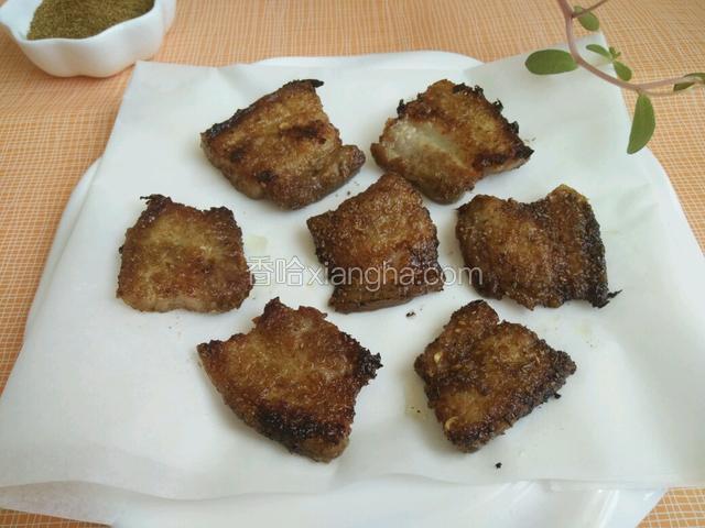 烤熟的肉直接把肉片，用夹子夹出来，盛入盘中。