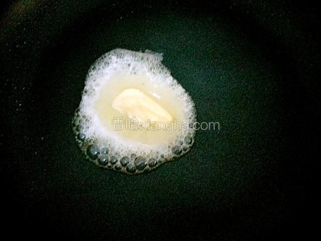 干锅放入黄油融化。