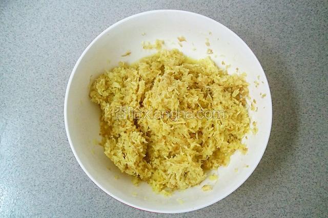老姜用刨丝的工具擦成姜末。
跟着我左手右手一个慢动作，右手左手慢动作重播~
摩擦摩擦，在这光滑的地板摩擦~
