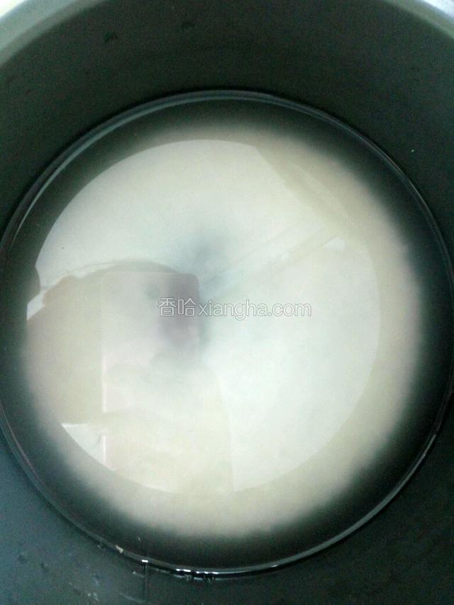 大米淘洗干净浸泡20分钟左右。