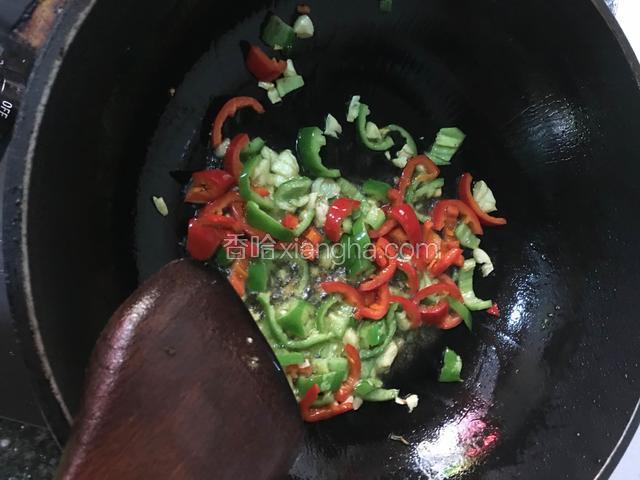锅下油热后倒入蒜 辣椒翻炒出香味