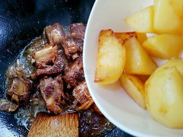 将土豆放入，再炖三分钟