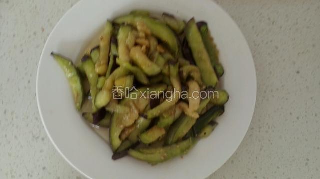 盛出茄子。
