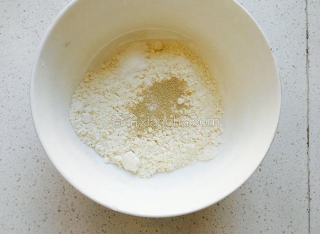 面粉里加少许盐，酵母。拿碗装一点清水边拿筷子搅拌，搅成絮状就可以了。
