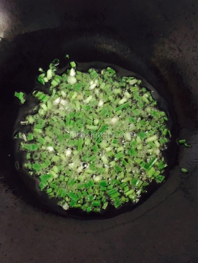 热锅凉油，油烧热后先将香葱放入炒香