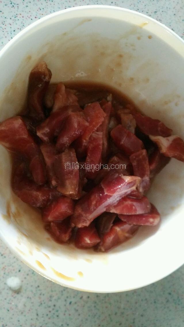 牛肉切细条加入少许盐，蚝油，料酒抓拌匀腌几分钟入味
