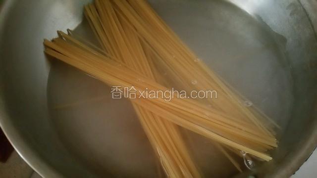 锅中加入适量水烧开下入意大利面，开锅煮8分钟左右