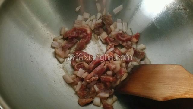 另起一锅加入适量橄榄油下洋葱炒香，加入牛肉翻炒