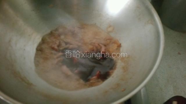 牛肉炒至变色出油后加入黑椒汁，加入少许水煮几分钟