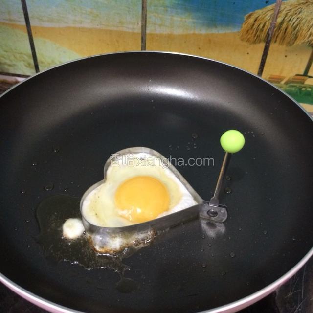 就这煎牛排的锅把蛋放进去煎一分钟。