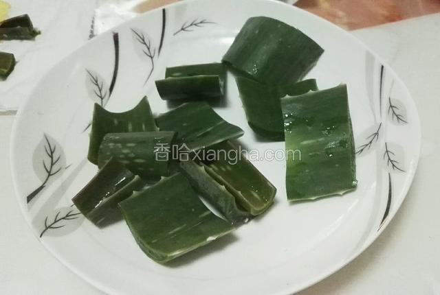 将芦荟切成大块