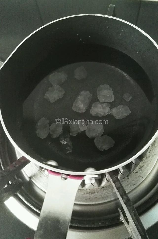 取小锅加入适量清水，放入冰糖