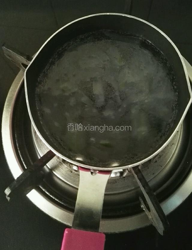 待水煮开，冰糖融化以后，加入芦荟肉