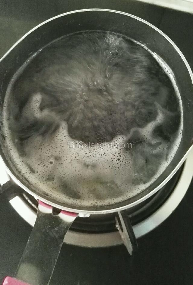 待水再次煮开以后会出现浮沫，可以滤出，熬煮大约十分钟左右即可